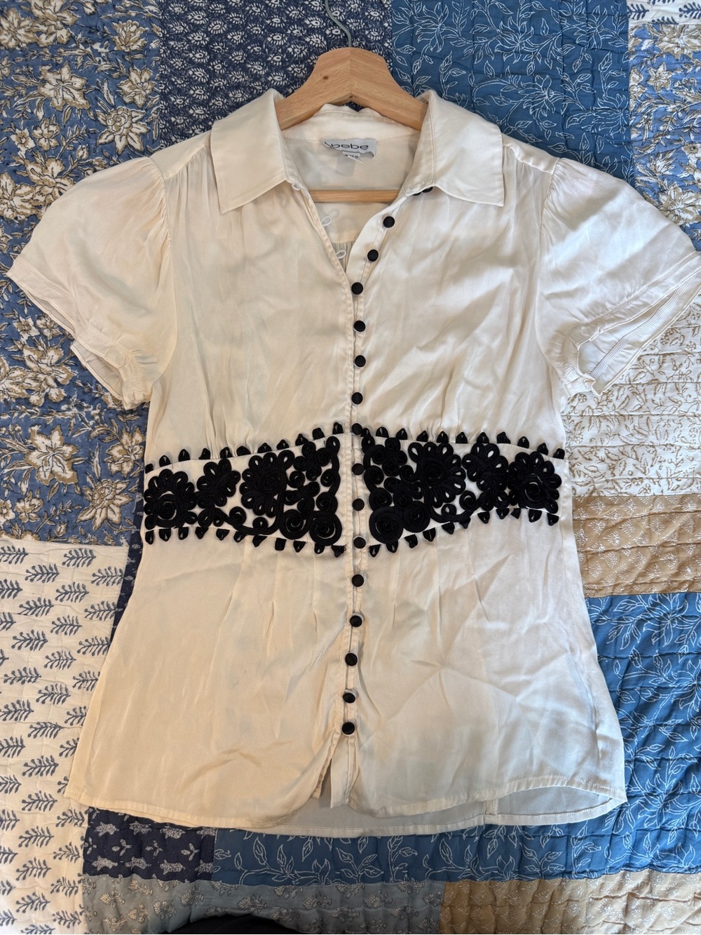 bebe White Short-Sleeve Button Front Blouse with Black Floral Waist Applique